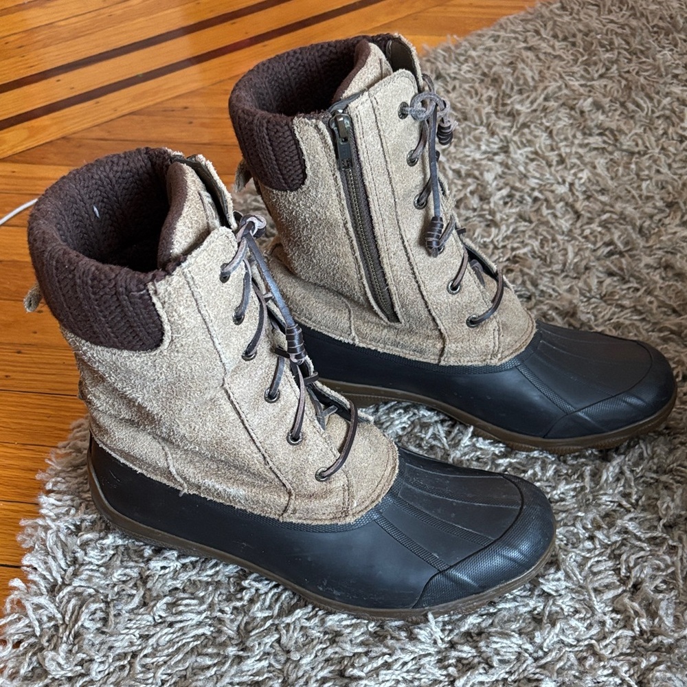 Sperry women’s winter boots Tan and Black zipper